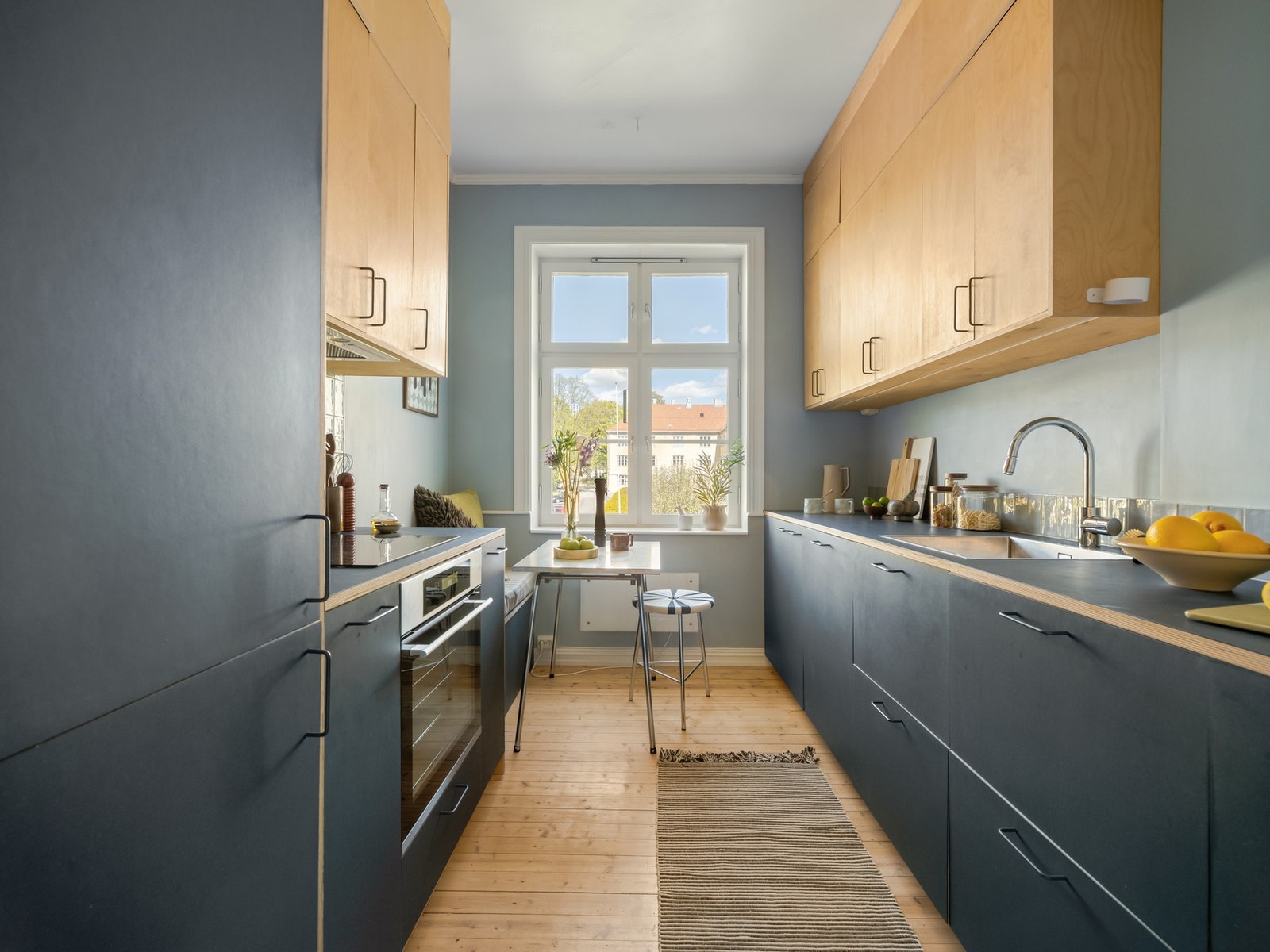 Planløsningen er gjennomgående og bra, med stor stue og separat kjøkken fra 2021. Denne kommer du til å like! Galleribilde
