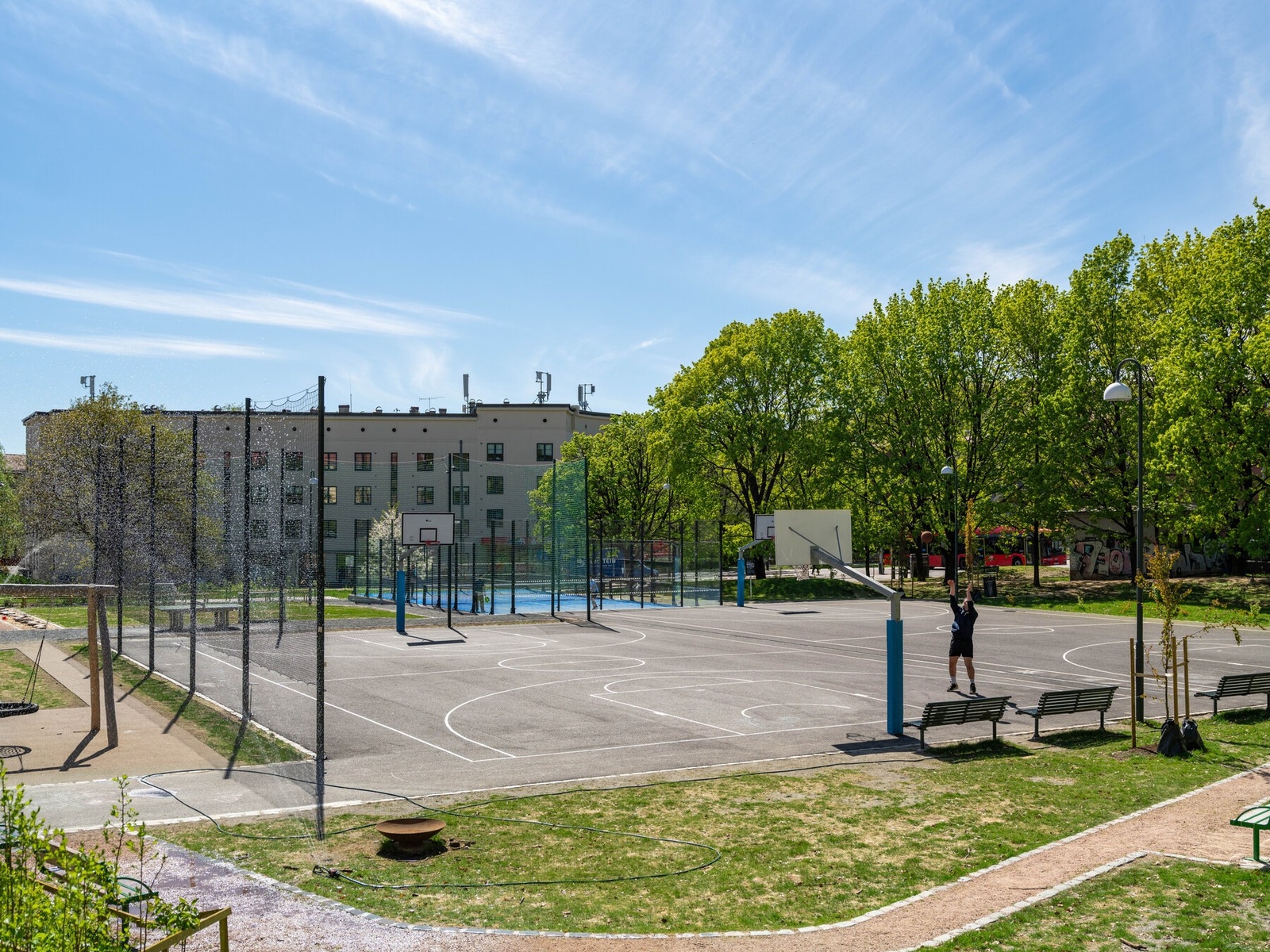 Her er det tilrettelagt for en rekke ulike aktiviteter, blant annet padel, fotball og basket. Galleribilde