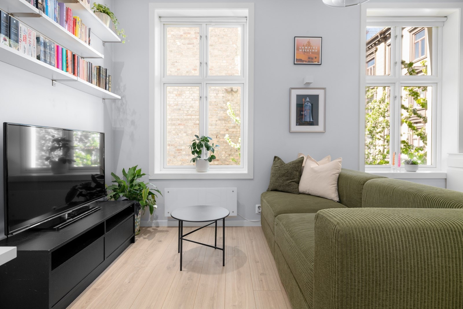 Store vinduer med isolerglass fra 2015 slipper inn rikelig med dagslys. Galleribilde
