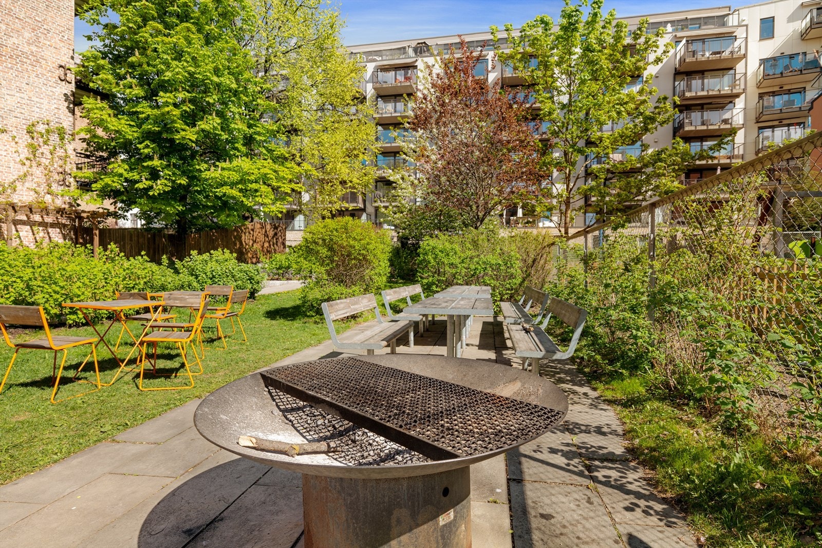 Felles grillplass er tilgjengelig for beboerne i det hyggelige gårdsrommet. Galleribilde