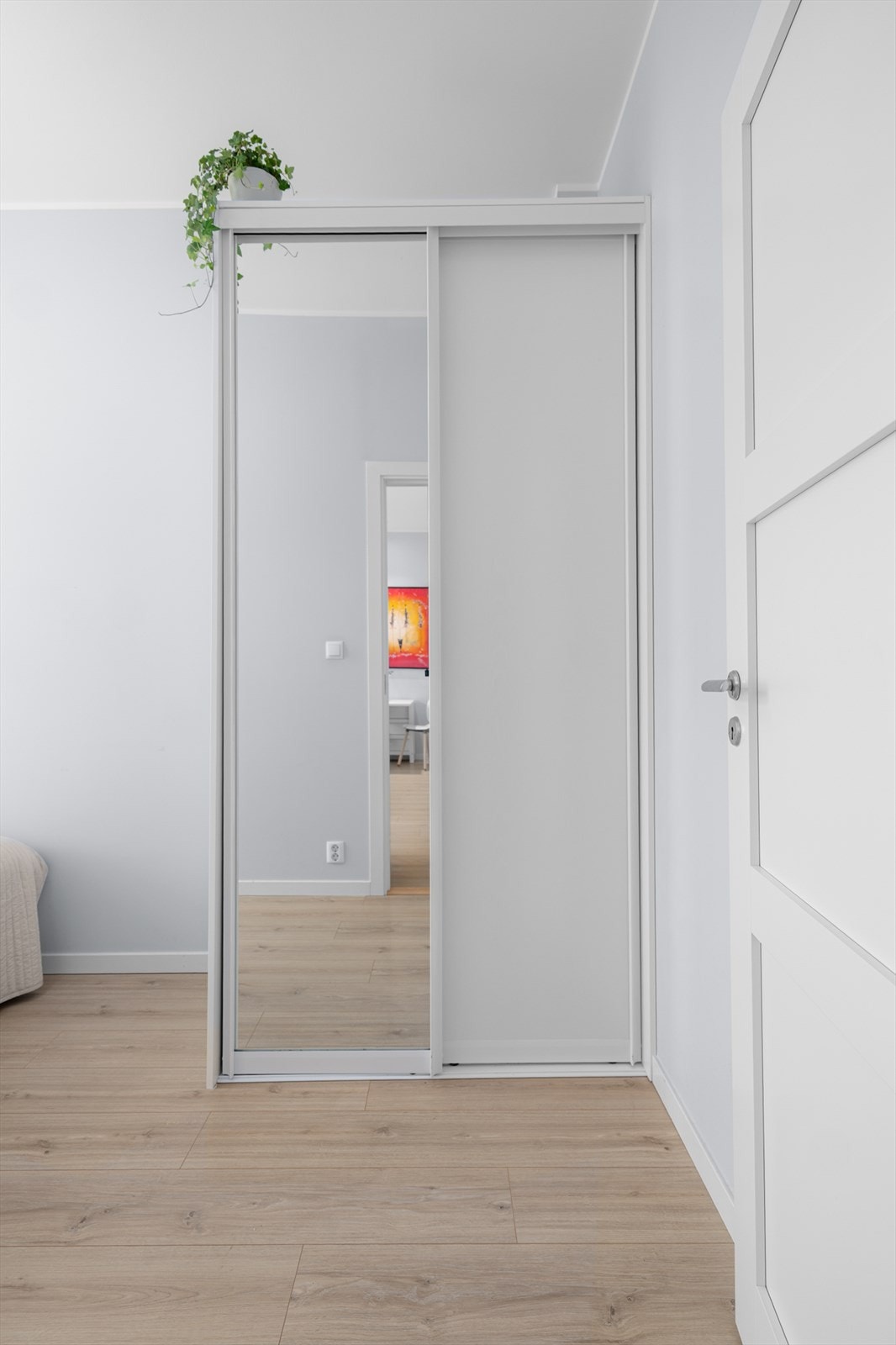 En romslig skyvedørsgarderobe med speilfronter gir rikelig med oppbevaringsplass. Galleribilde