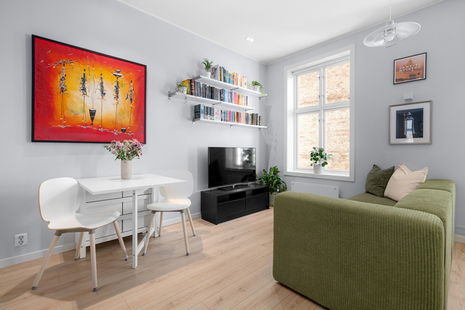 Stuen er romslig og enkel å møblere, med plass til både spisebord og sofagruppe. Galleribilde