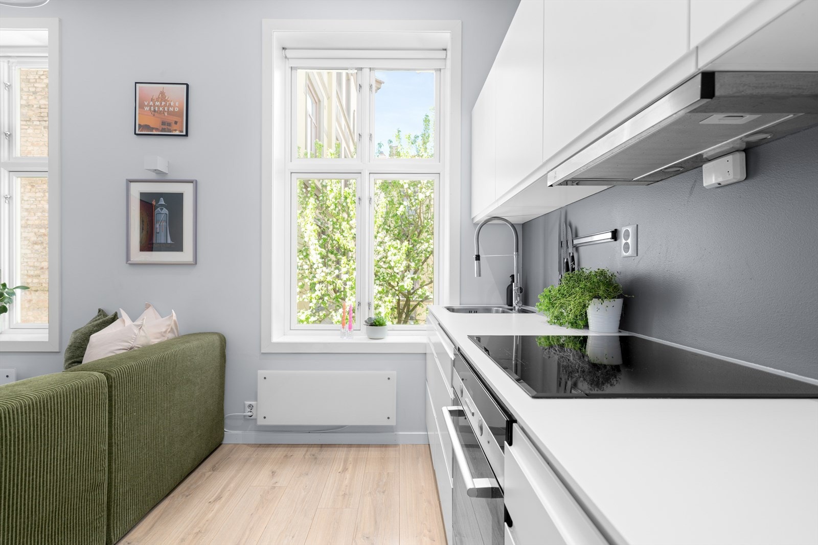 Kjøkkeninnredning med glatte fronter og slitesterk laminatbenkeplate. Galleribilde
