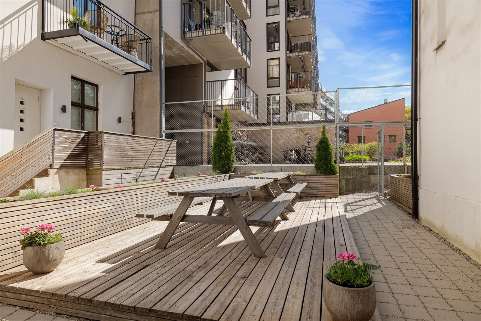 Uteområdene er skjermet og rolige, med en blanding av platting og grøntarealer. Galleribilde