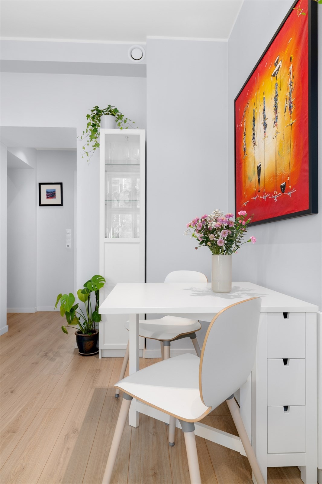 Leiligheten har en fin planløsning slik at du både for stor sofagruppe og spisebord. Galleribilde