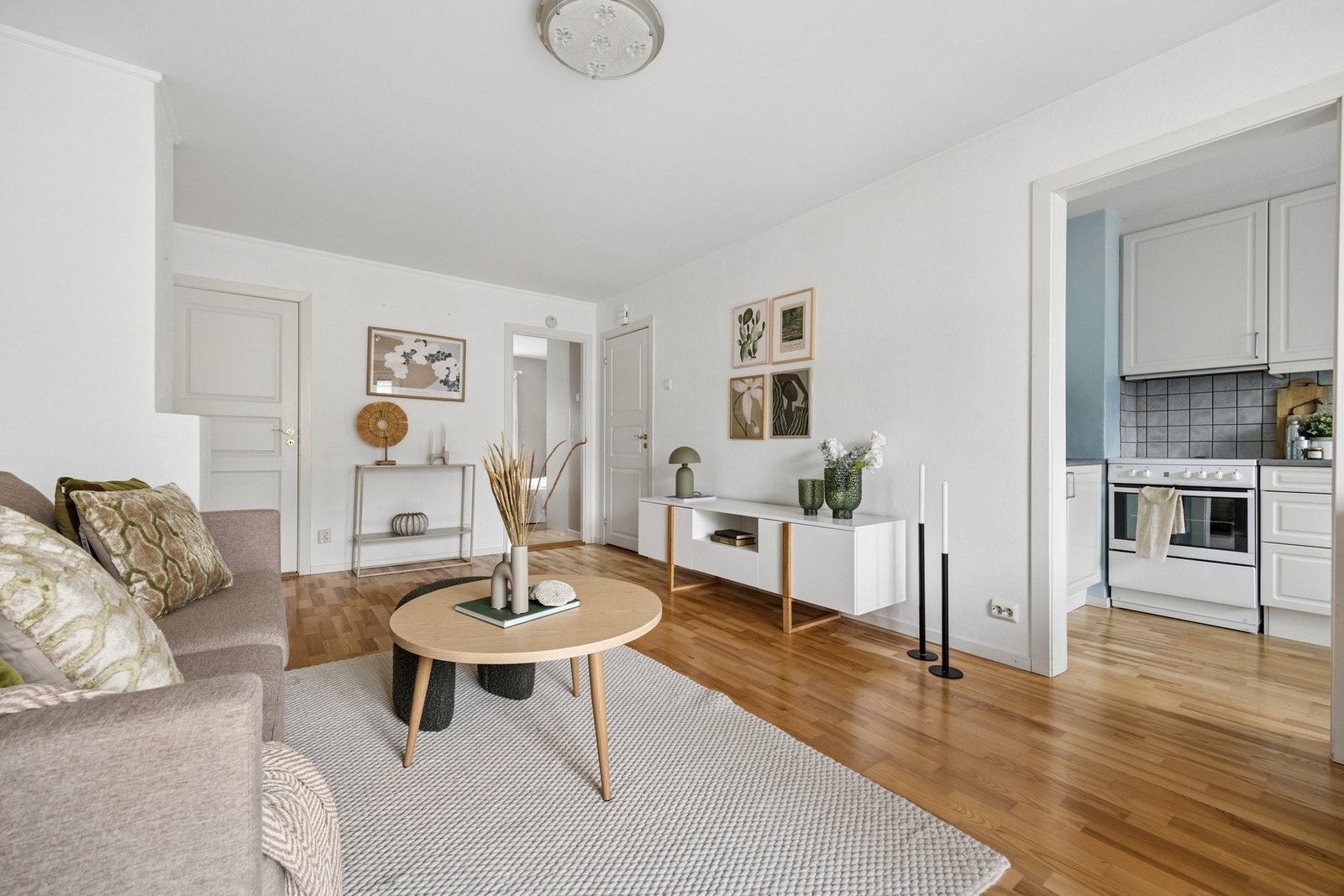 Stuen er lys og har store vindusflater. Galleribilde