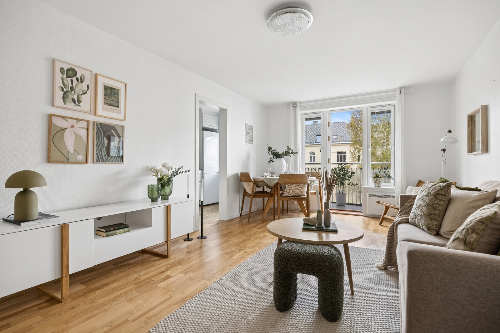 Stuen er stor med god plass til sofagruppe og spisegruppe. Galleribilde