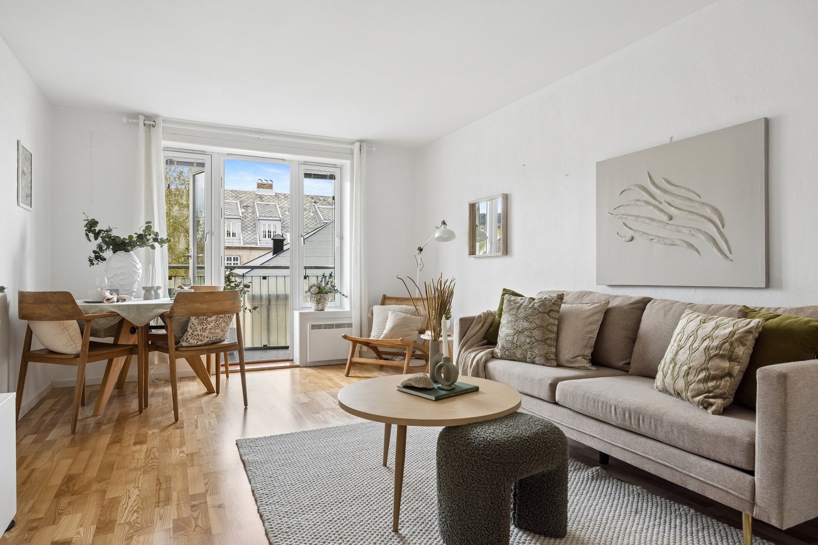 Utgang til solrik balkong fra stuen. Galleribilde