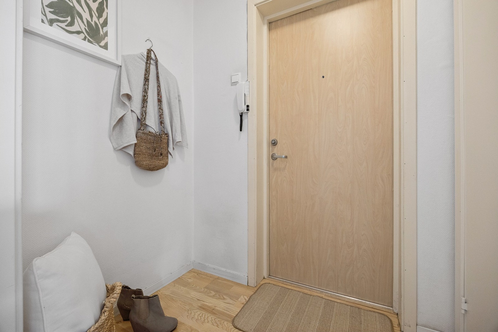 Entre med plass til å henge fra seg. Galleribilde