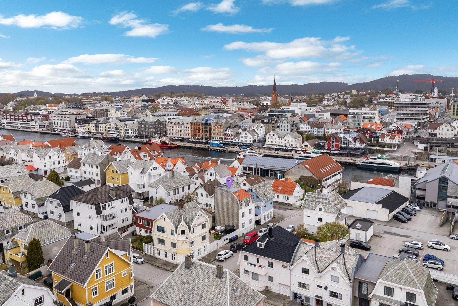 Beliggende i etablert boligbebyggelse på Risøy. Gangavstand til byens fasiliteter. Tverrgate uten betydningsfull trafikk. Galleribilde