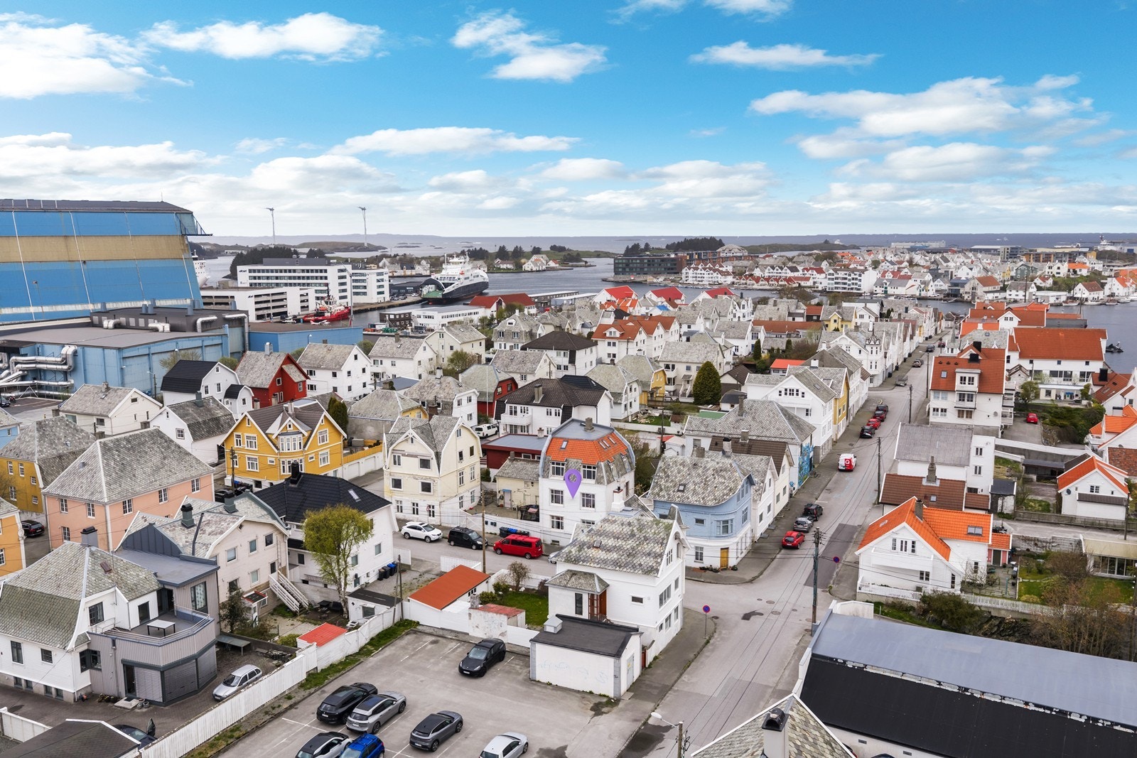 Ta til høyre etter Risøybroen, deretter siste vei til venstre - Sundgt., deretter 1. vei til venstre - Vågsgt. Galleribilde