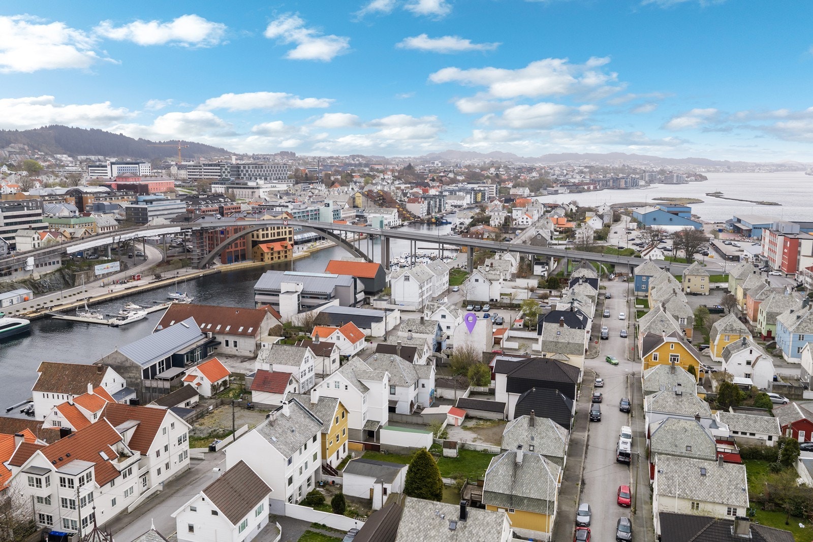 Risøy ligger tilknyttet Haugesund sentrum med bro. Øya har en koselig kiosk om en ønsker en lett lunsj eller en is i kort avstand fra eiendommen. Galleribilde