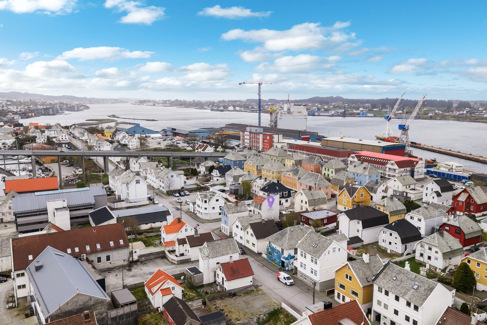 Risøy har en aktiv velforening og beboerne har mulighet for å booke seg inn i aktivitetshus. Galleribilde