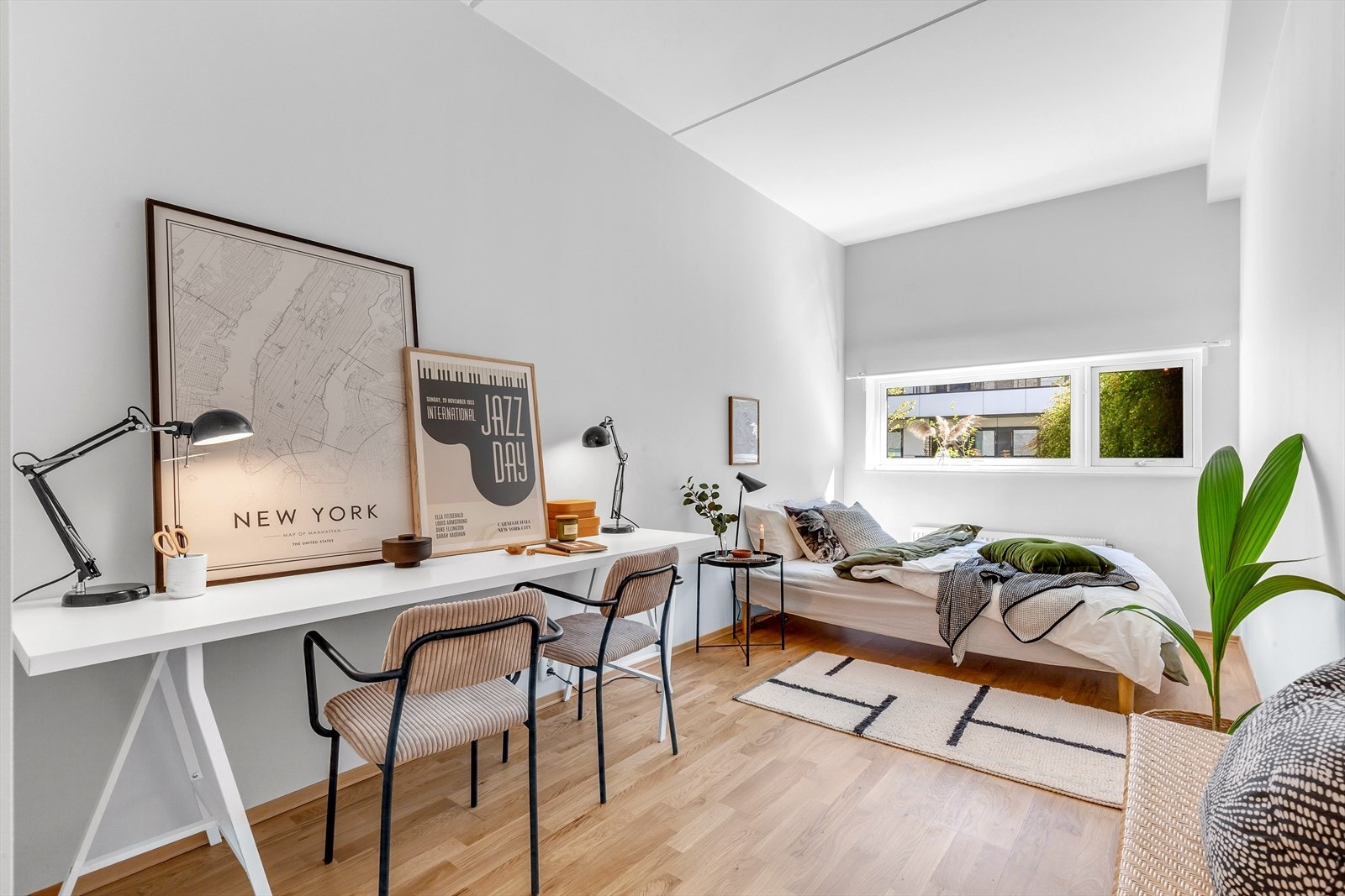 Leilighetens andre soverom i hoveddelen har god plass til både seng og kontorløsning. Galleribilde