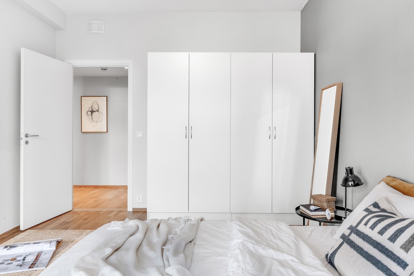 God plass til garderobeskap for effektiv oppbevaring. Galleribilde