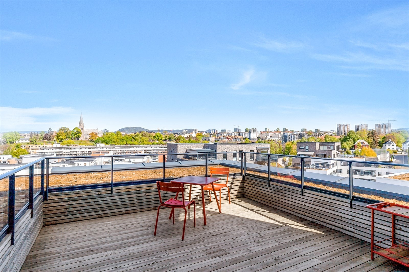 Beboerne har tilgang til syv felles takterrasse med gode solforhold og utsikt. Galleribilde