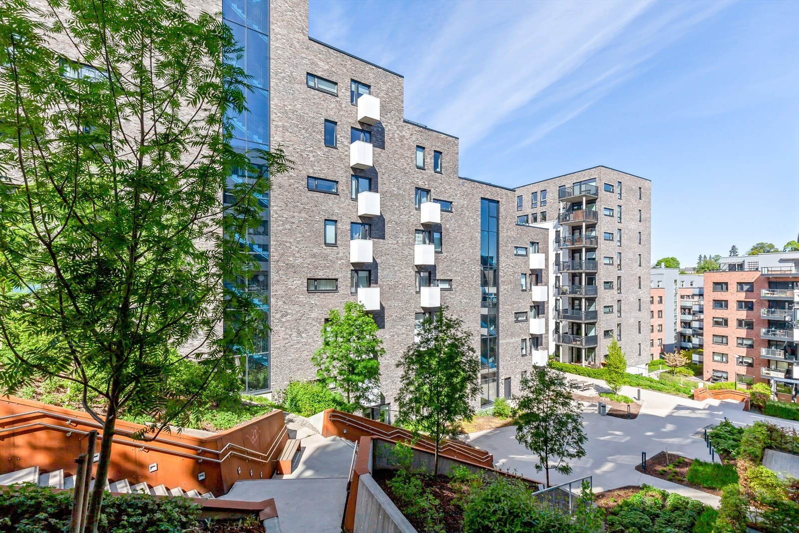 Bygningen fra 2016 har en moderne fasade med teglstein og fasadeplater. Galleribilde