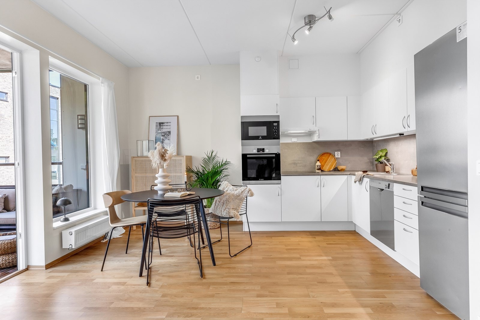 Kjøkkeninnredningen har hvite, glatte fronter og laminat benkeplate. Det er installert lekkasjestopper under kjøkkenbenken. Galleribilde