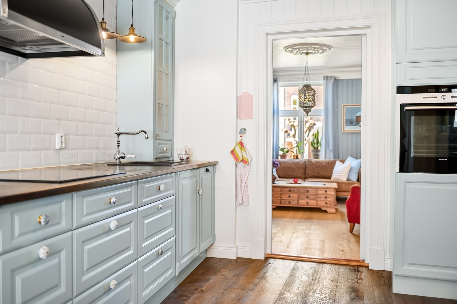 Det er integrert stekeovn, platetopp og 45cm oppvaskmaskin. Galleribilde