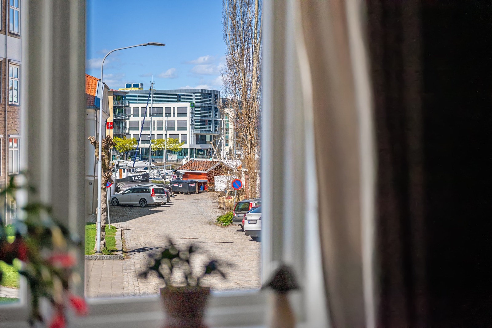 Sjøgløtt og nærhet til havna Sørhalden. Galleribilde