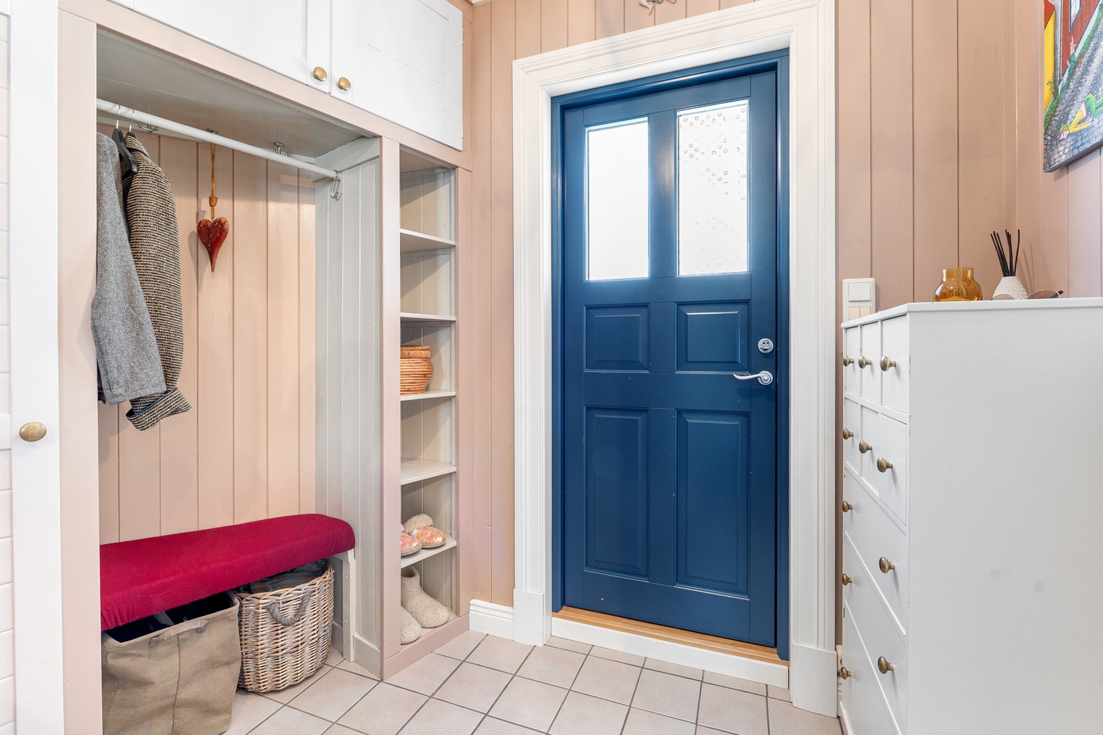 Her er det plass til sko og klær i både plassbygd garderobe og kommodeløsning. Galleribilde