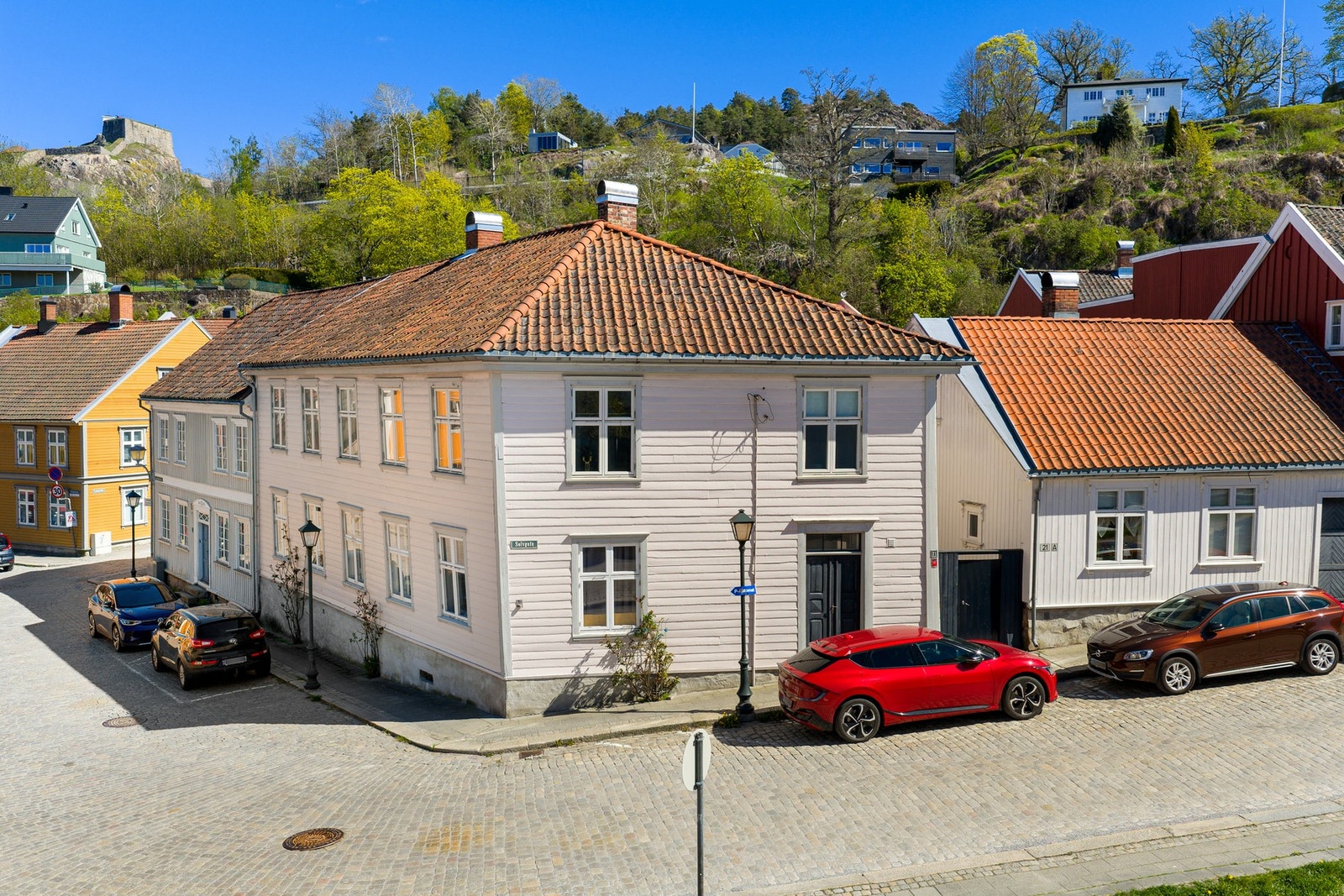 Bygården er omringet av trange gater, streder og smug. Galleribilde
