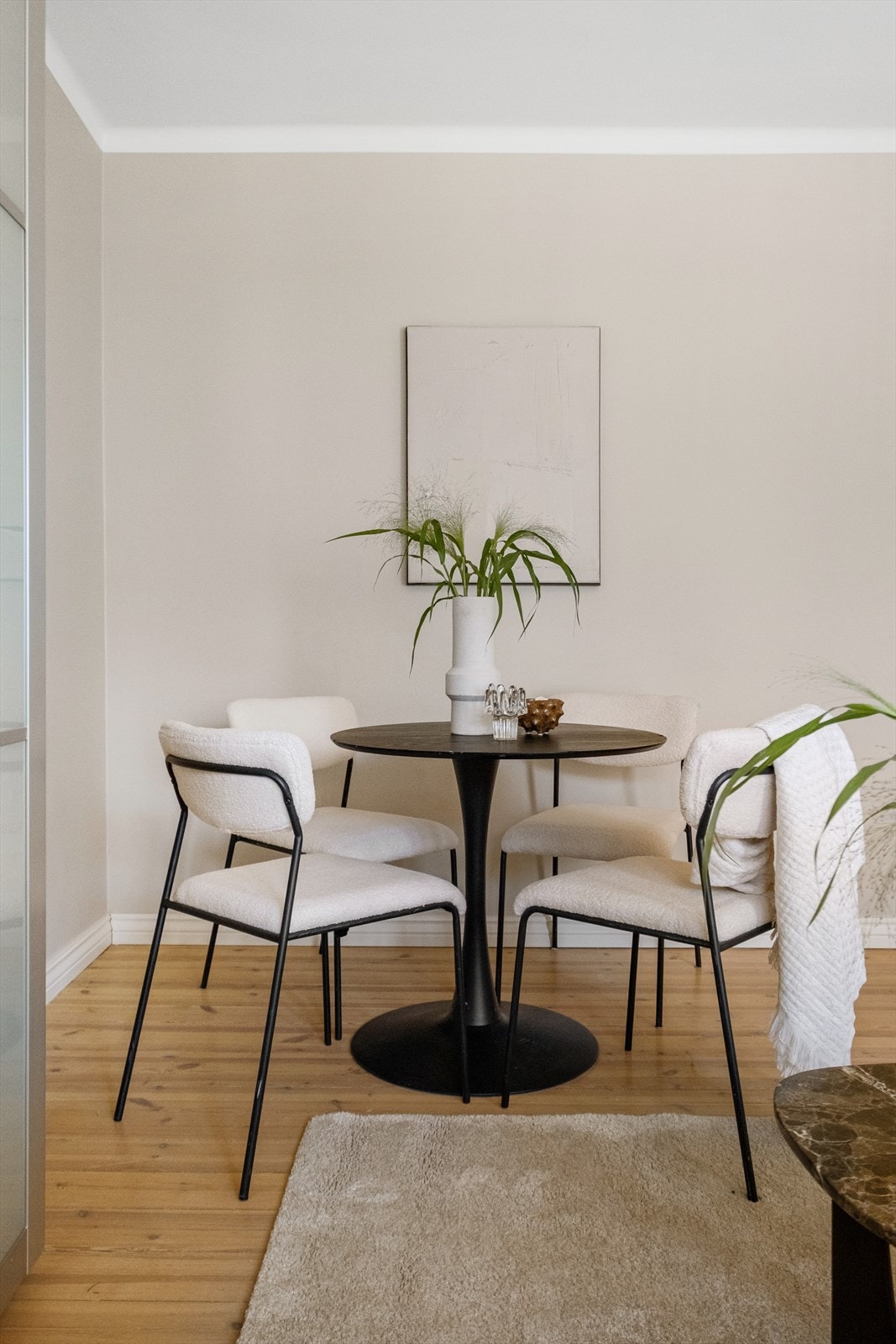 Det er plass til spisebord i stuen. Galleribilde