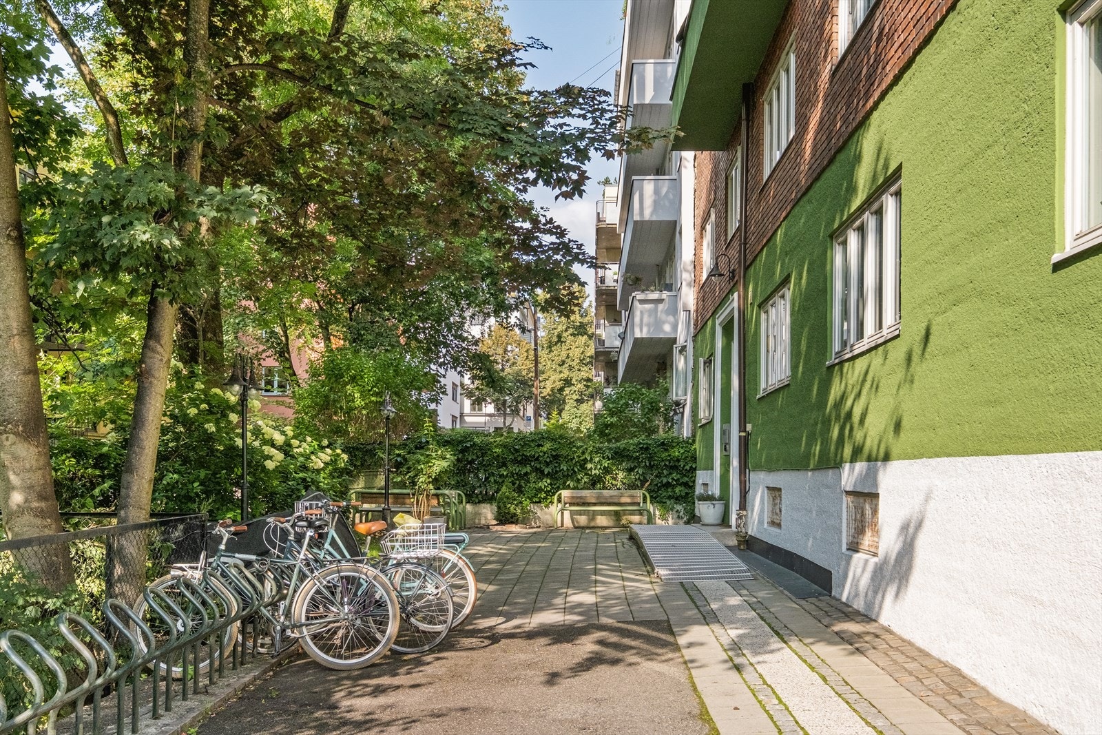 Hyggelig inngangsparti med sykkelparkering og sittegrupper. Galleribilde