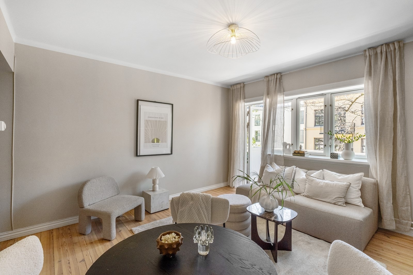 Det er god plass til en sovesofa med stuebord og Tv-bord. Galleribilde
