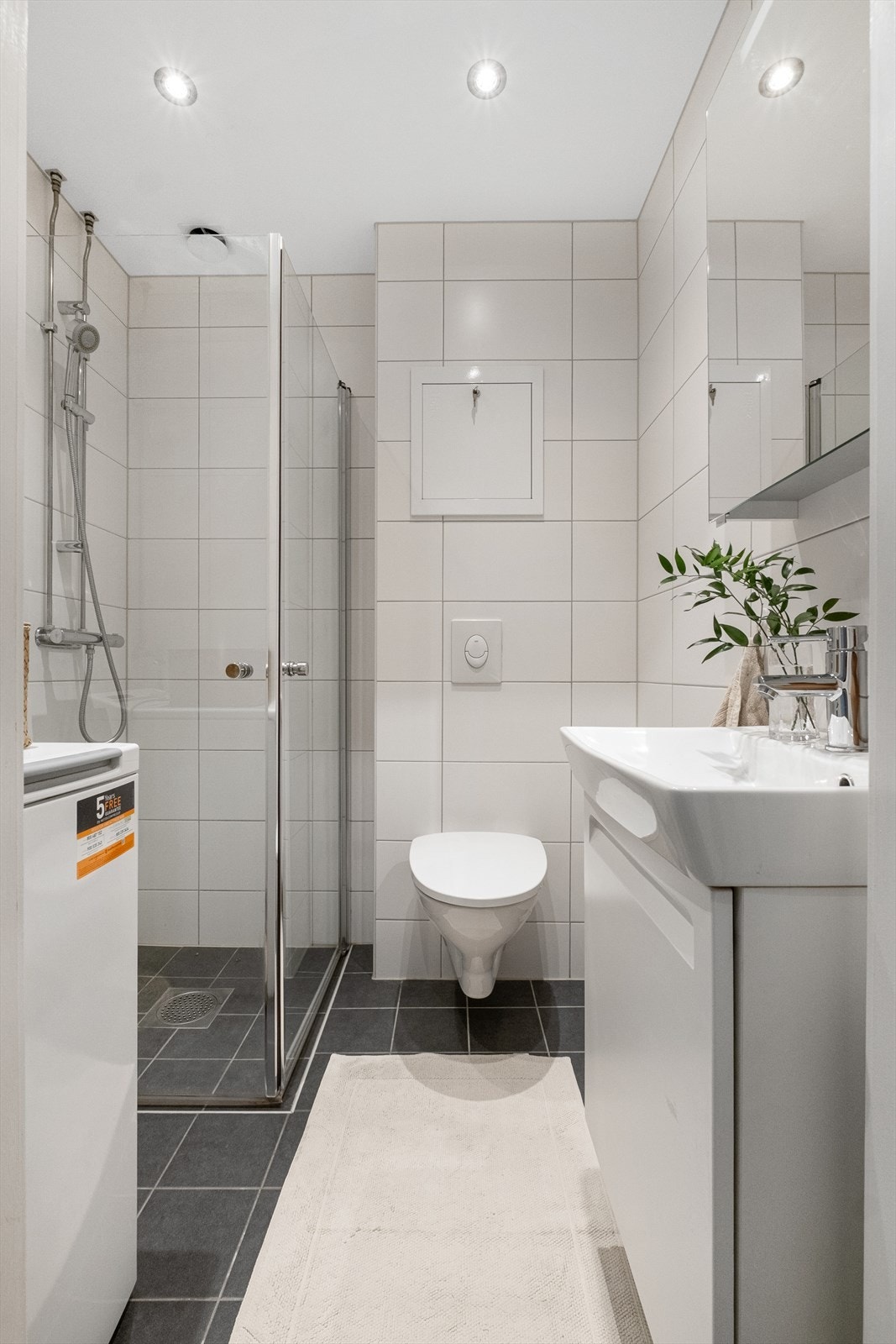 Pent flislagt bad som ble pusset opp i regi av aksjelaget i 2015 med varmekabler i gulvet, downlights i taket og opplegg for vaskemaskin. Galleribilde