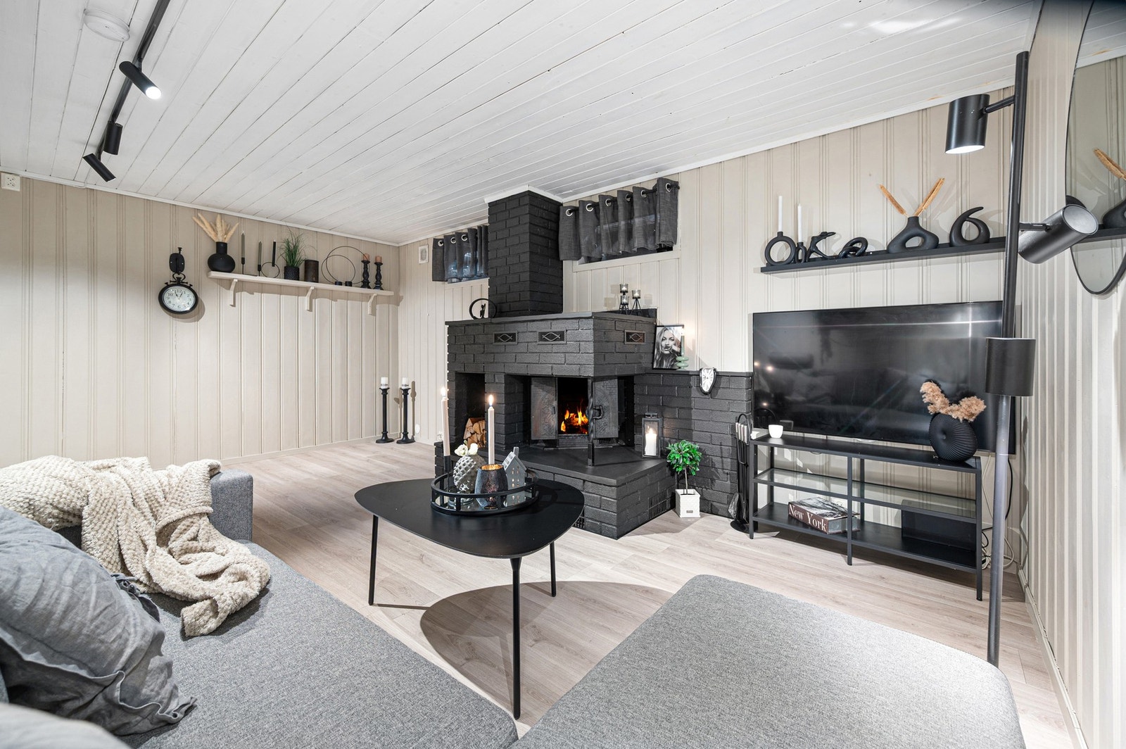 Det er både vedfyring i 1.etasje og kjeller. Galleribilde