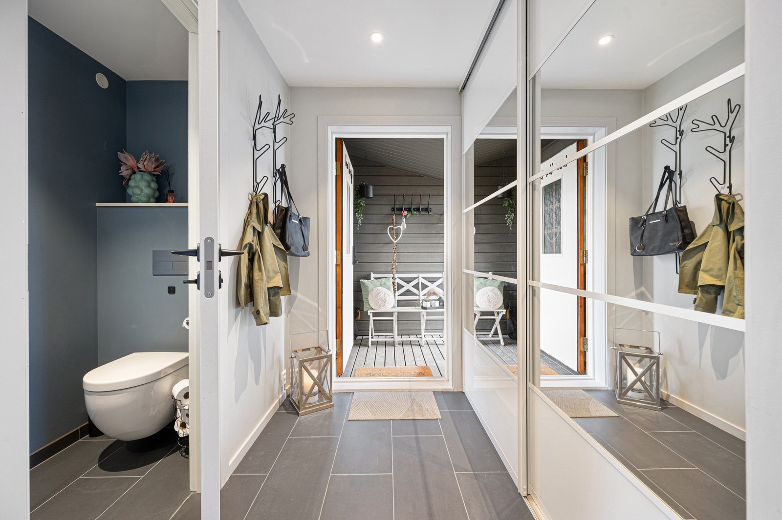Innbydende entre med stor skyvedørsgarderobe. Galleribilde