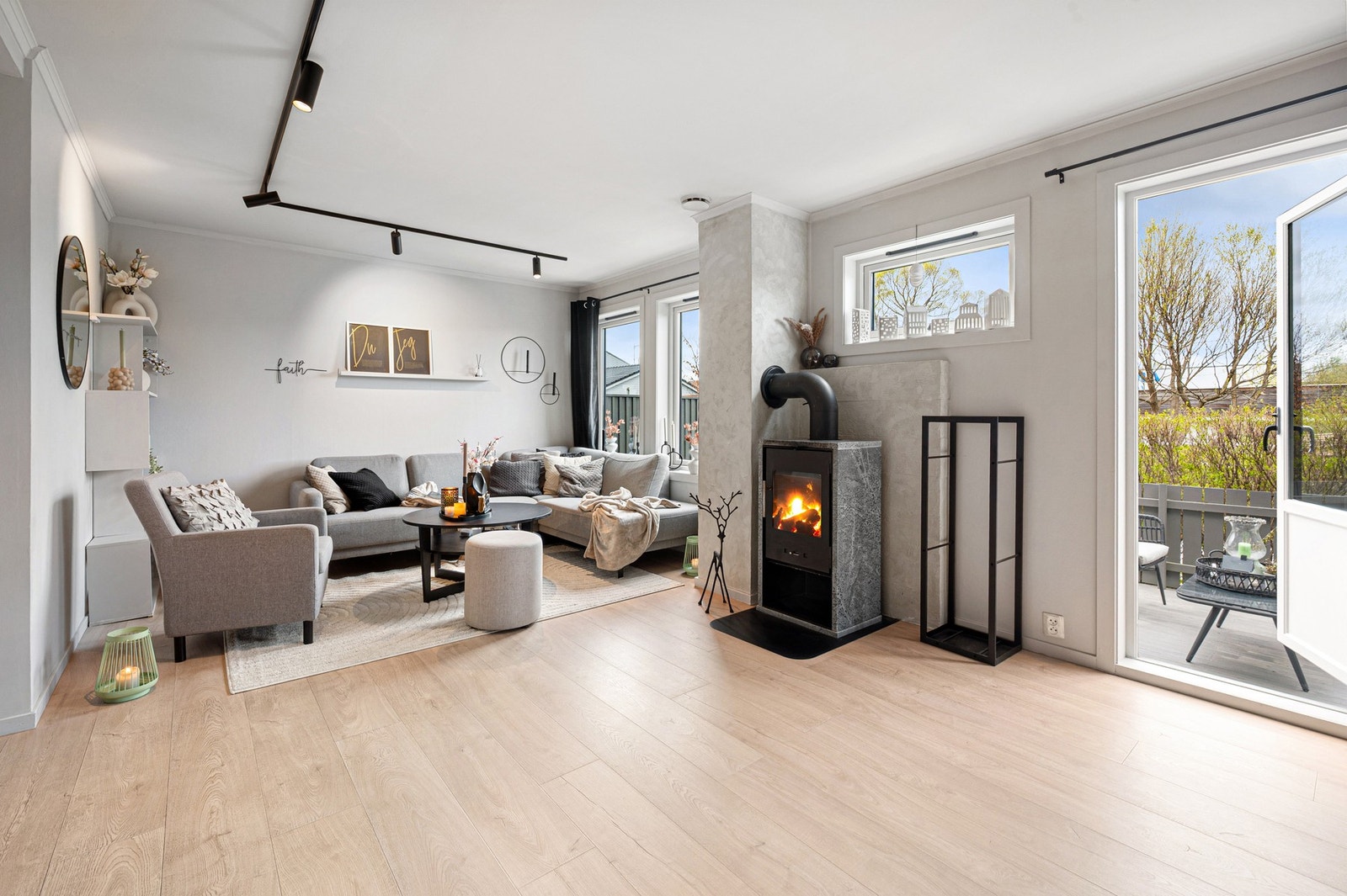 Huset holder en gjennomgående god standard og det er gjort flere oppgraderinger i nyere tid. Galleribilde