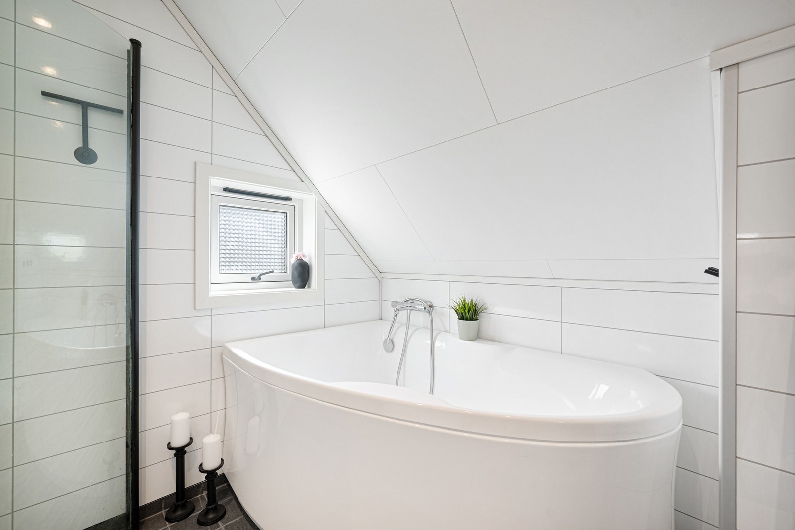 Badet er på 7,5 kvm og har god plass til både badekar og dusj. Galleribilde