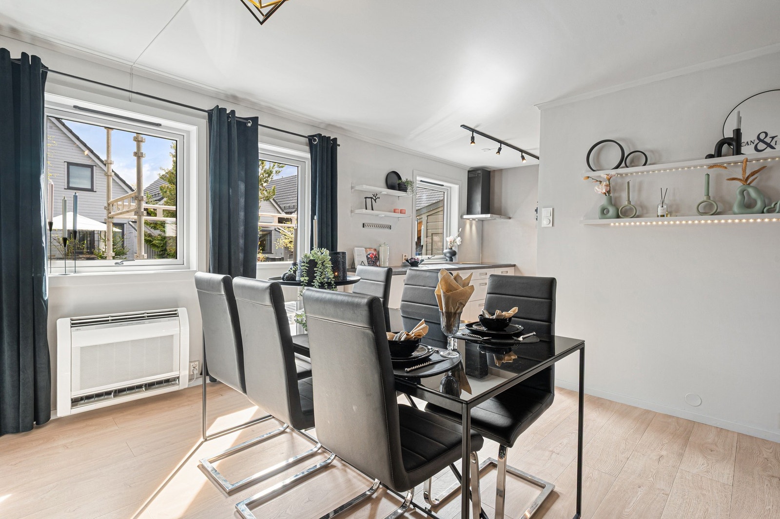 Det er god plass til spisebord på kjøkkenet. Galleribilde