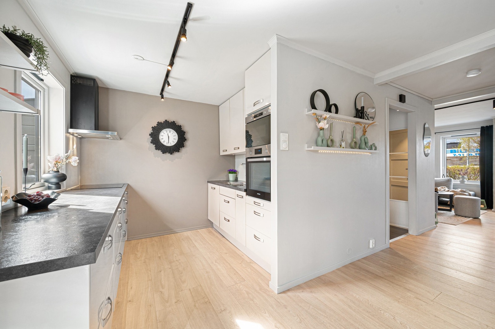 Det er integrert komfyr, mikro, oppvaskmaskin fra 2021 og kjøleskuffer fra 2013. Galleribilde