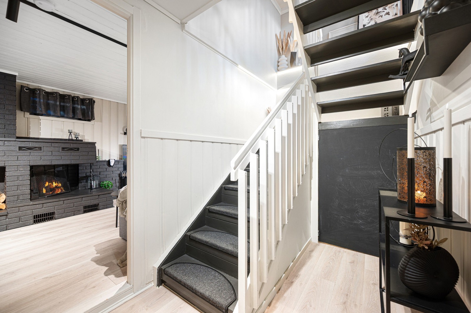 Det ble lagt nytt gulv nede og i 2.etasje i 2022. Galleribilde
