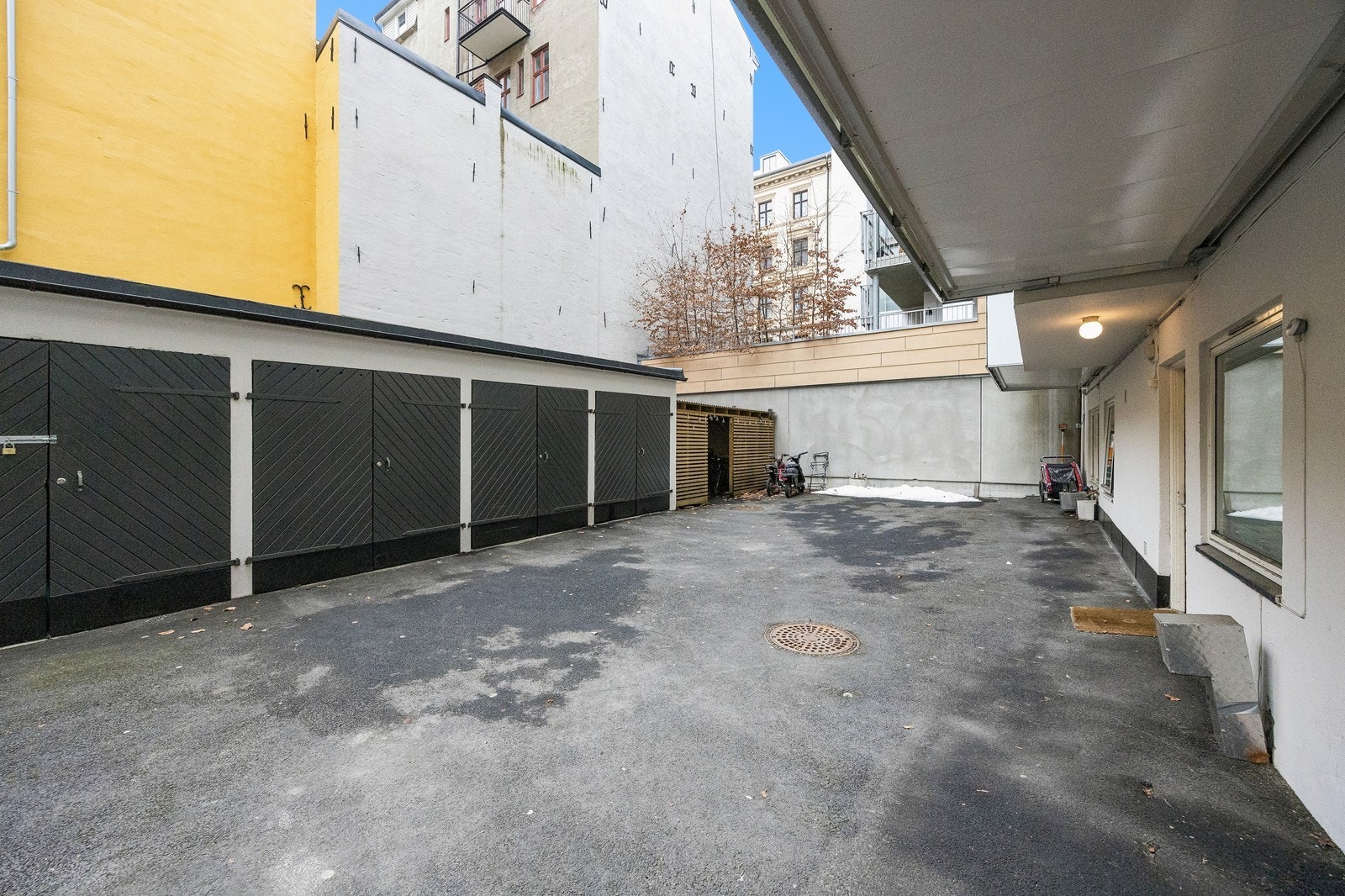 Bakgård Galleribilde