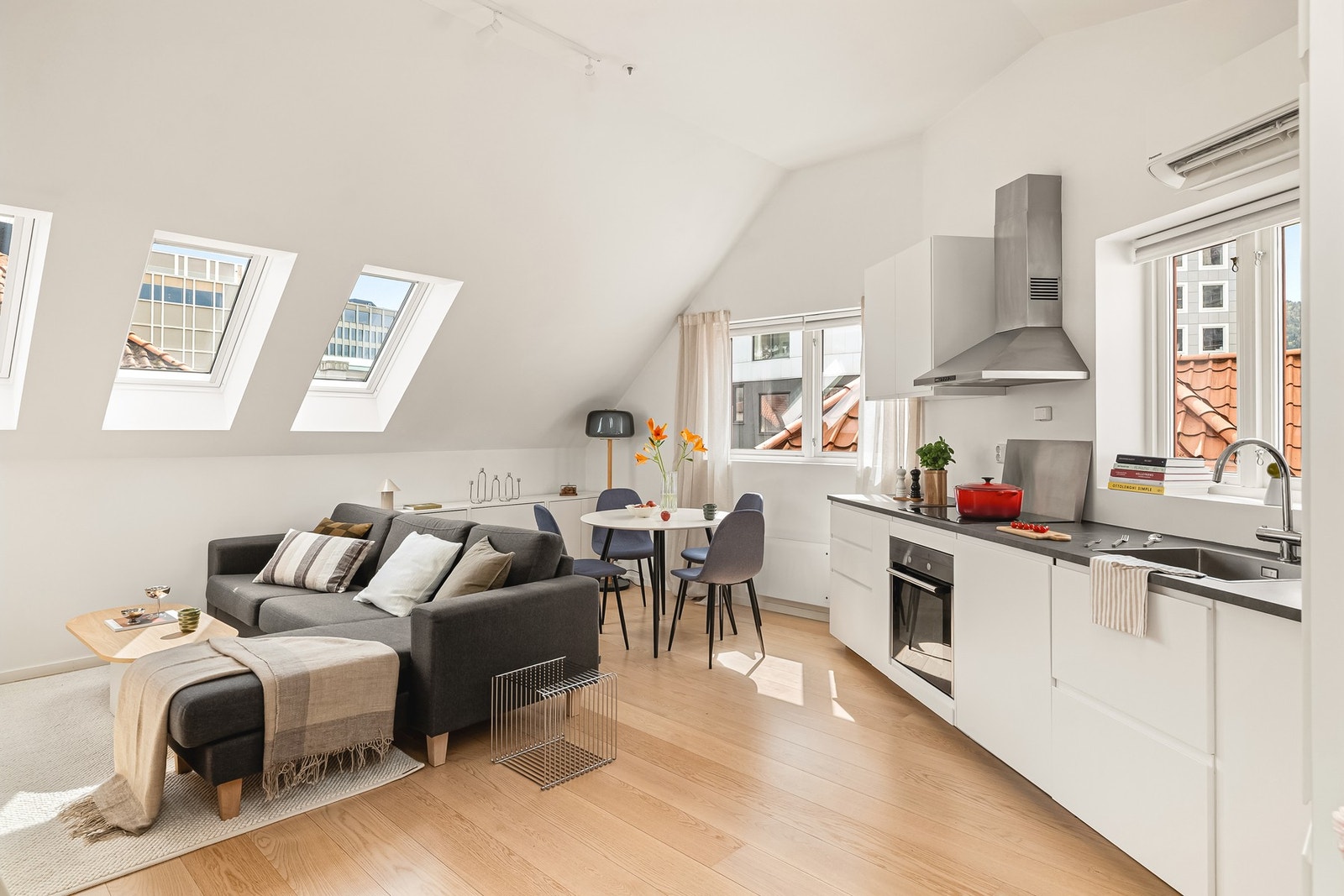 - Det er fin plass til både sofa og spisebord - Galleribilde