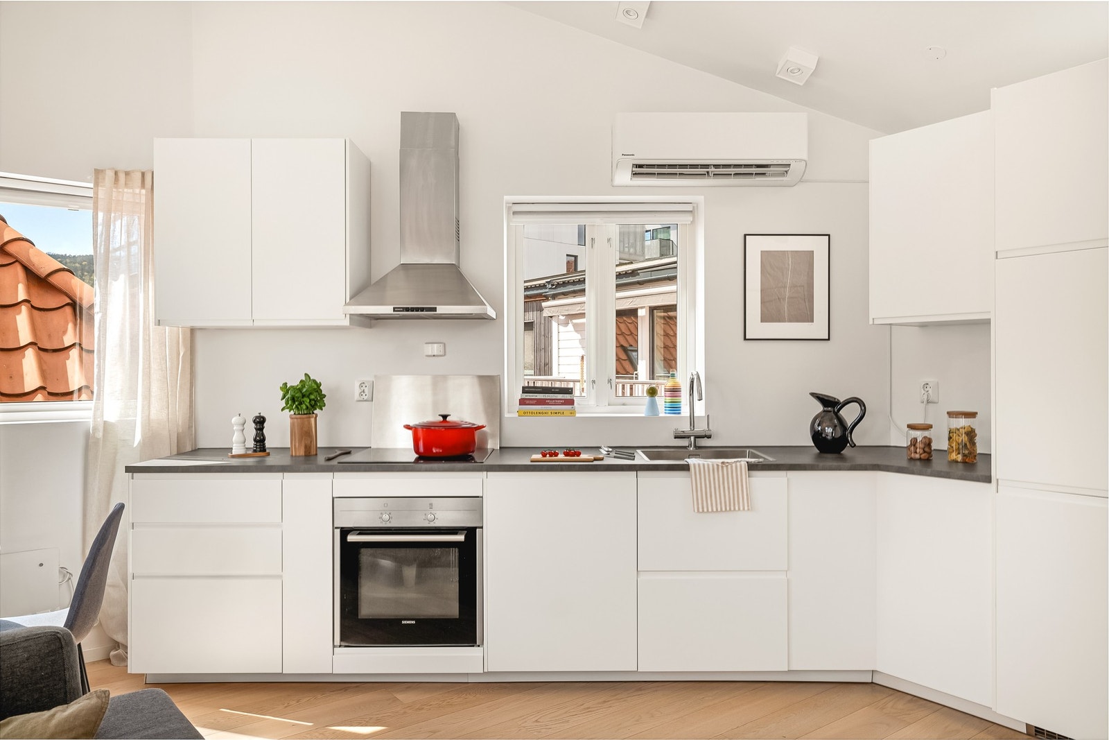 - Det moderne IKEA-kjøkkenet fra 2018 har glatte fronter, laminat benkeplate og integrerte hvitevarer fra Siemens - Galleribilde