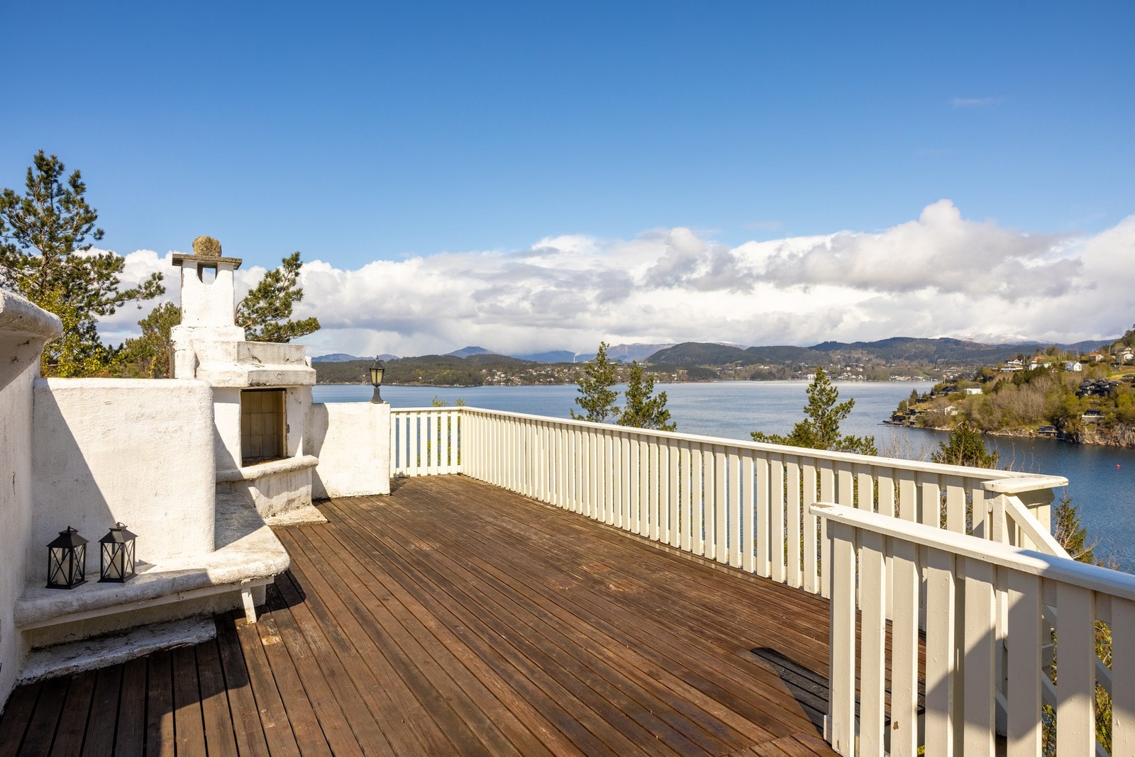 Fra stuen oppe er det utgang til en herlig terrasse som måles til 36,4 kvm. Galleribilde