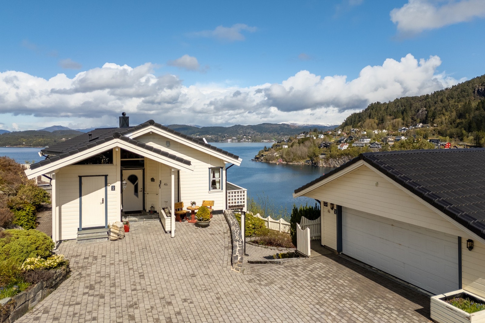 Da eneboligen ligger høyt i terrenget er det en fantastisk utsikt og svært gode solforhold! Galleribilde