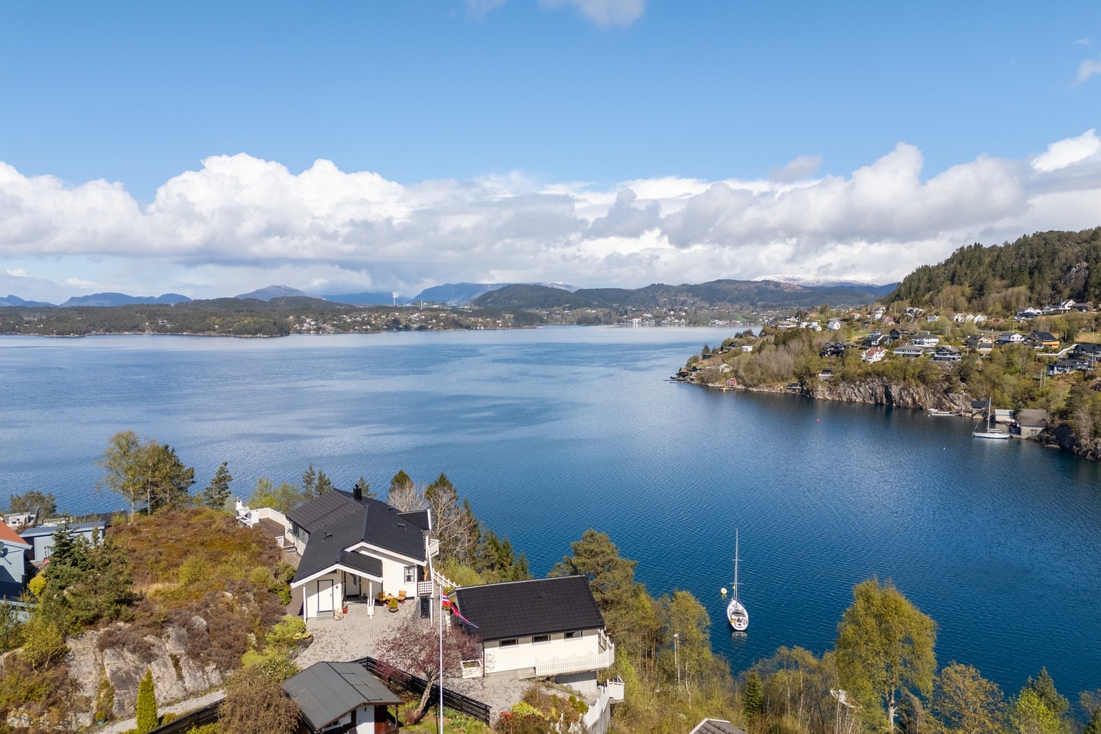 Boligen ligger idyllisk til i det rolige og naturskjønne området Krokeide i Bergen. Galleribilde