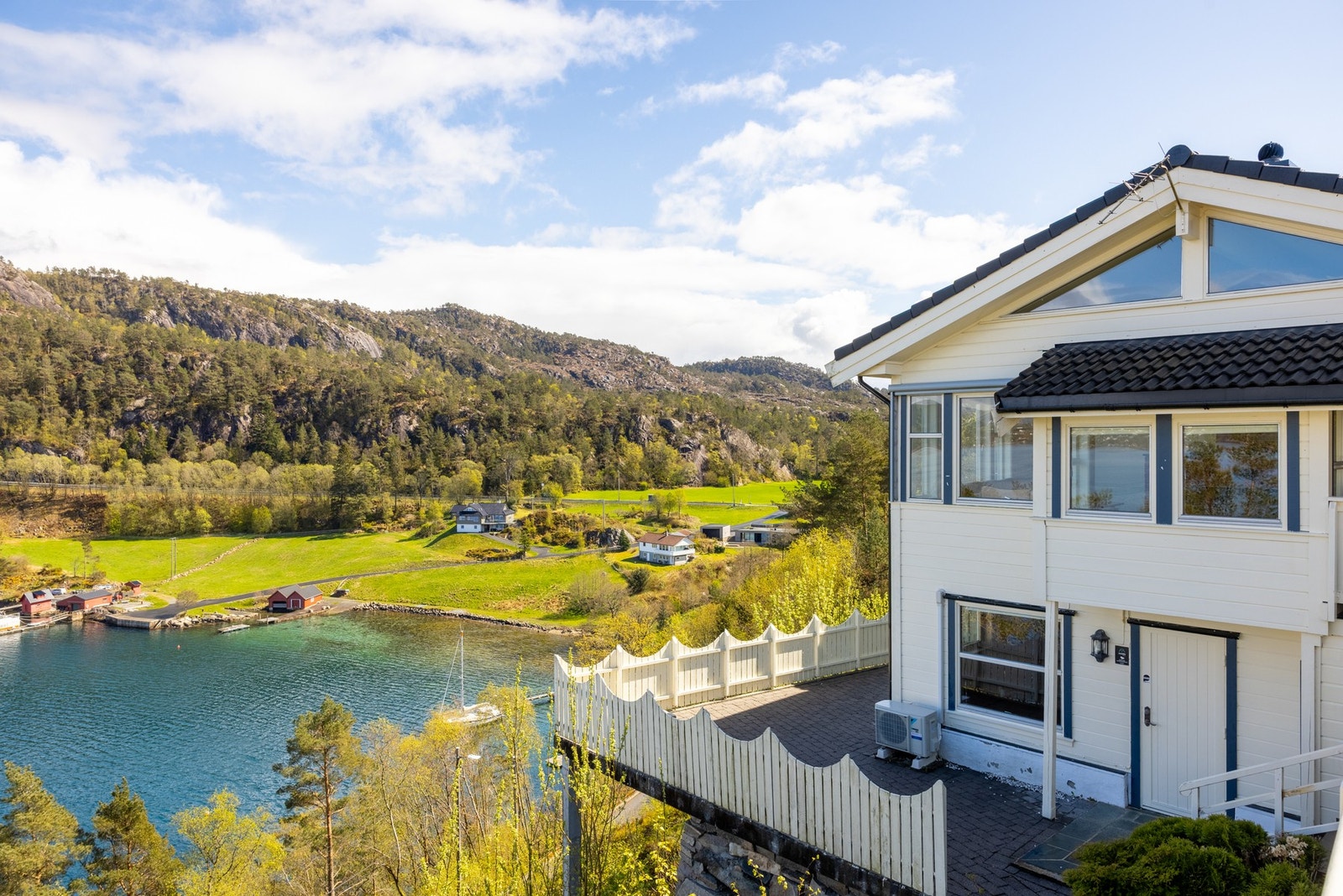 Boligen går over to plan og har funksjonell og familievennlig planløsning som enhver familie vil sette stor pris på! Galleribilde