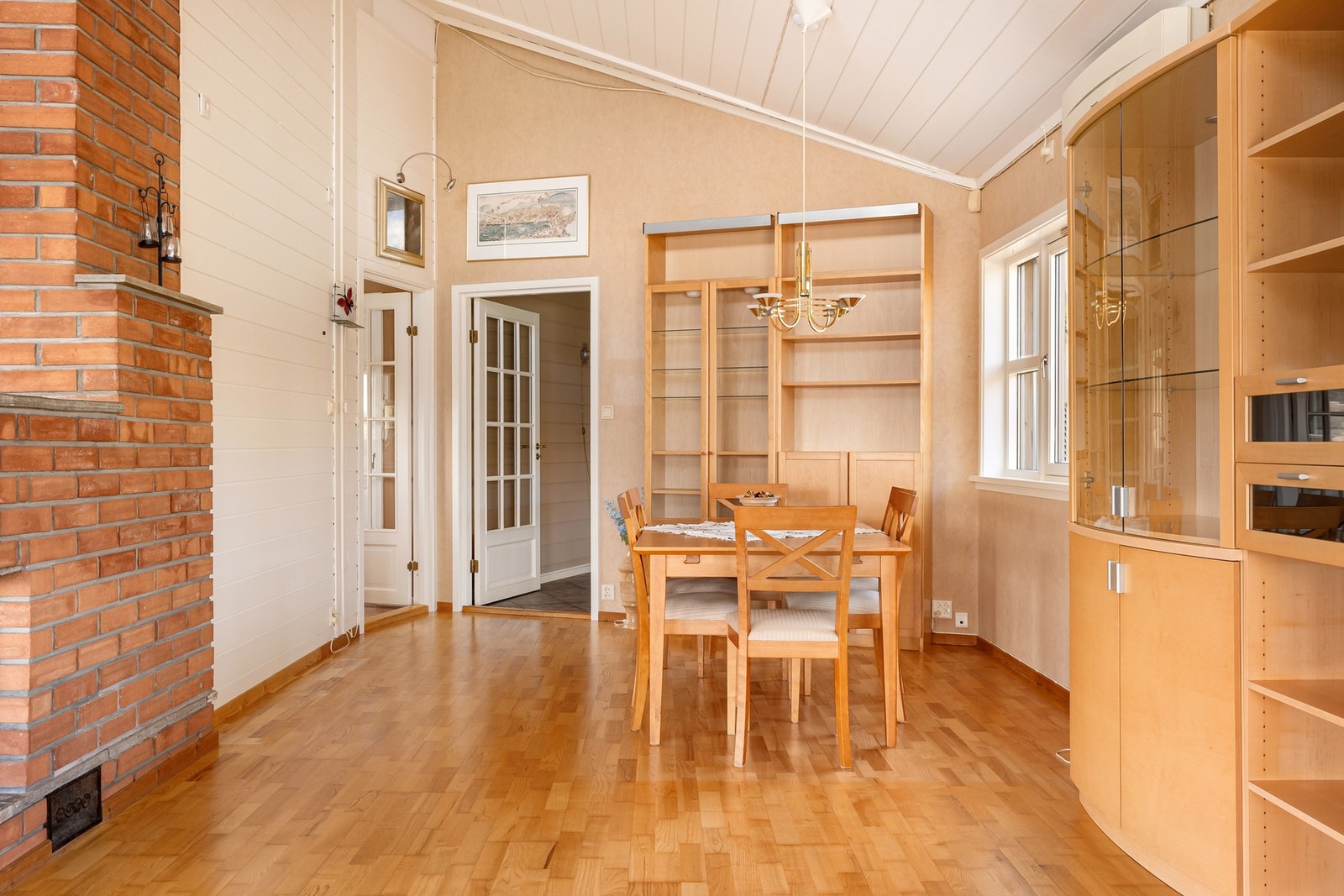Det er god plass til den favoriserte sofakroken, spisegruppe og andre sittegrupper. Galleribilde