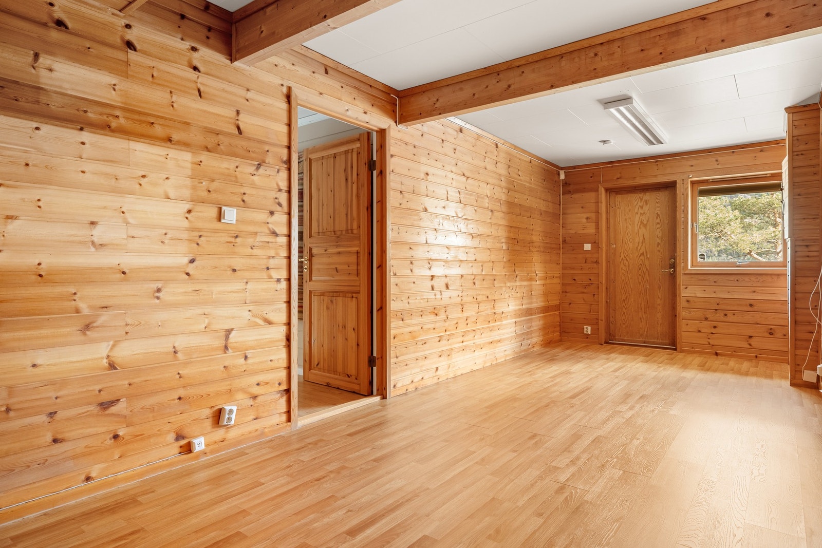 Ellers har huset godt med oppbevaringsplass i diverse boder i boligen. Galleribilde