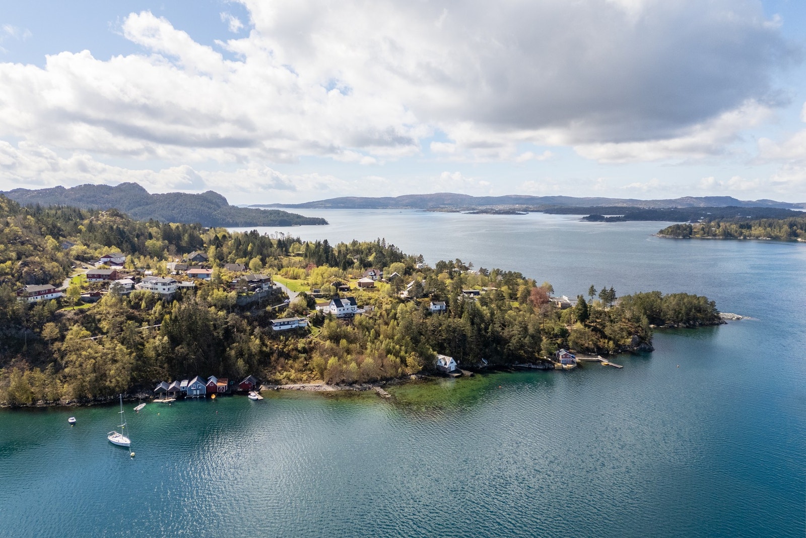 Her bor du i landlige omgivelser med flotte utsikts- og solforhold, samtidig som du har enkel tilgang til nødvendige fasiliteter. Galleribilde