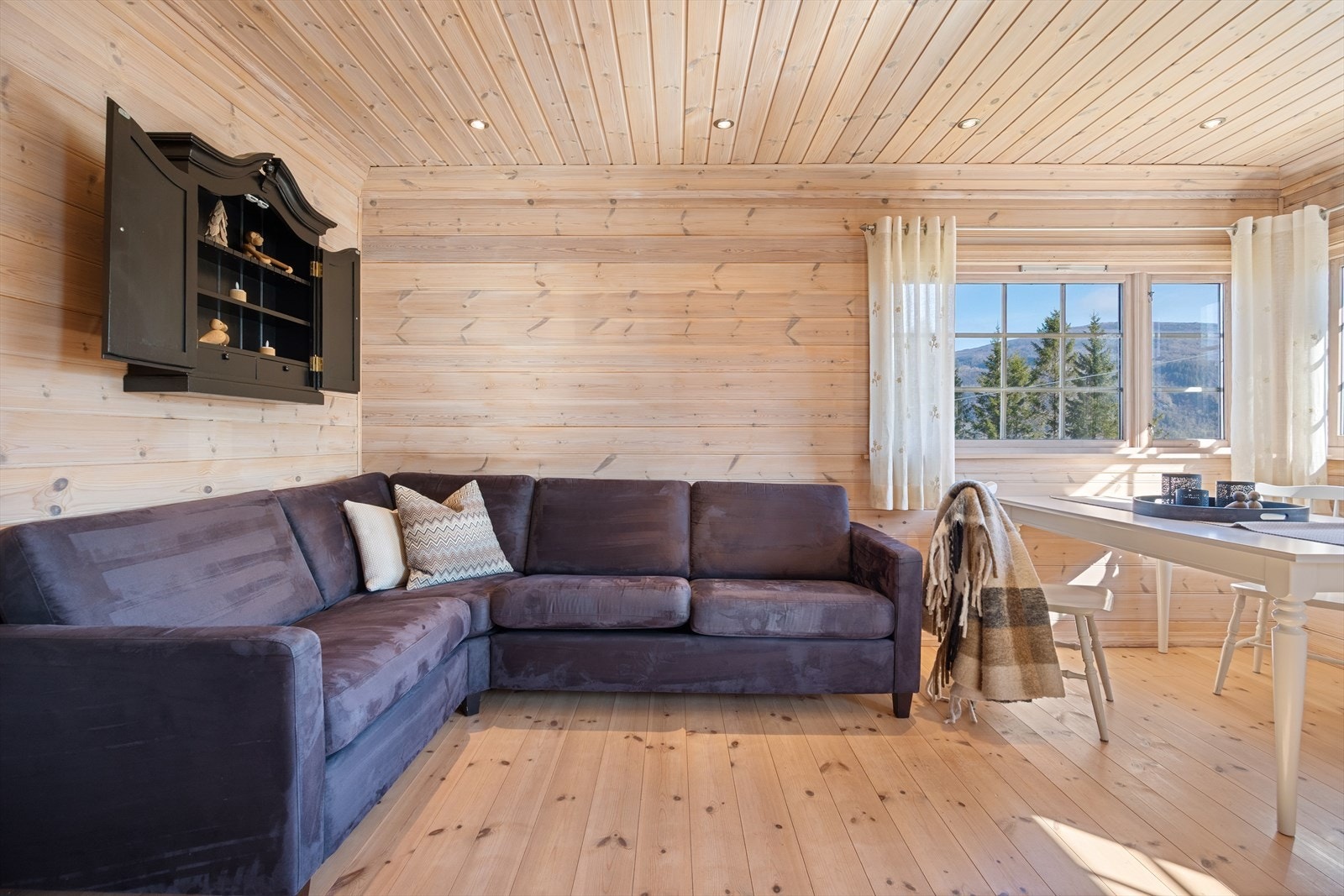 Stue med plass til stor sofa, og spisegruppe. Galleribilde