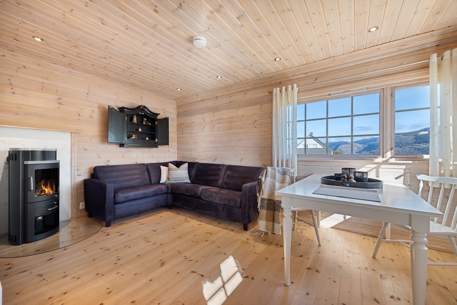 Det er en lun og hyggelig atmosfære med trepanel på vegger og himling. Galleribilde