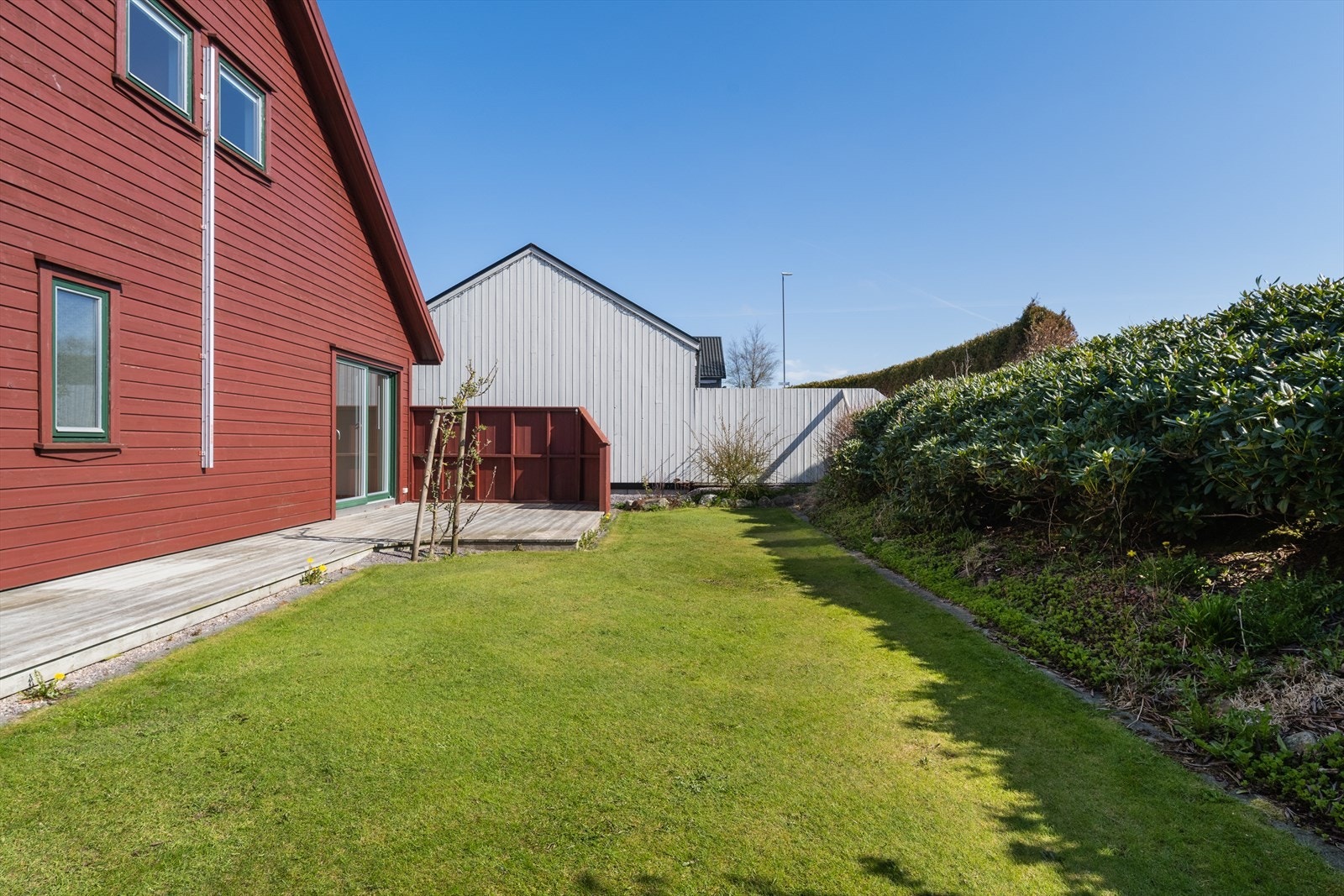 Hagen er pent opparbeidet og gir gode muligheter for utendørsaktiviteter. Galleribilde